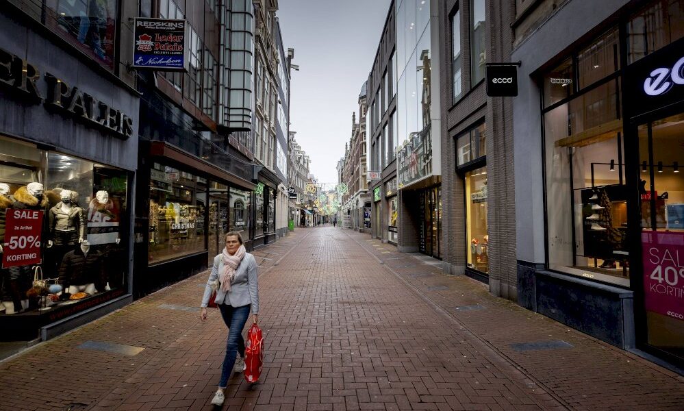 covid-19:-l&rsquo;europe-durcit-ses-mesures-a-l&rsquo;approche-des-fetes,-paris-impose-un-couvre-feu