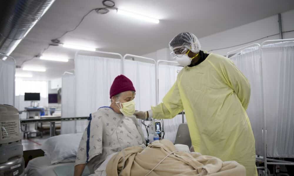 virus:-emmanuel-macron-teste-positif,-vaccination-fin-decembre-en-europe