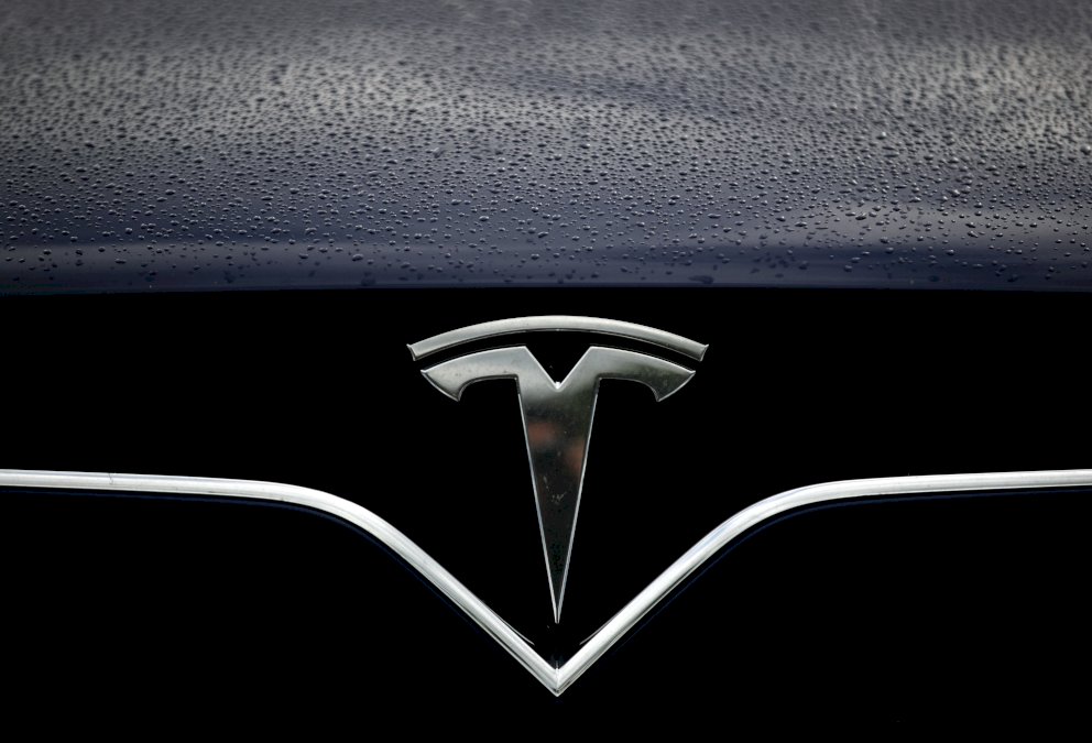 tesla-entre-dans-un-club-select-de-wall-street,-une-opportunite-pour-les-petits-porteurs