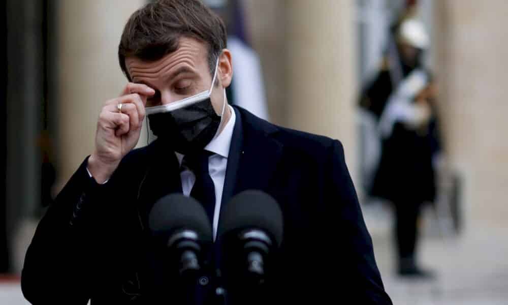 positif-au-covid-et-tres-fatigue,-macron-travaille-a-distance