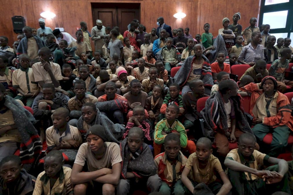 rapt-d&rsquo;eleves-au-nigeria:-les-344-garcons-liberes-recus-par-les-autorites-locales