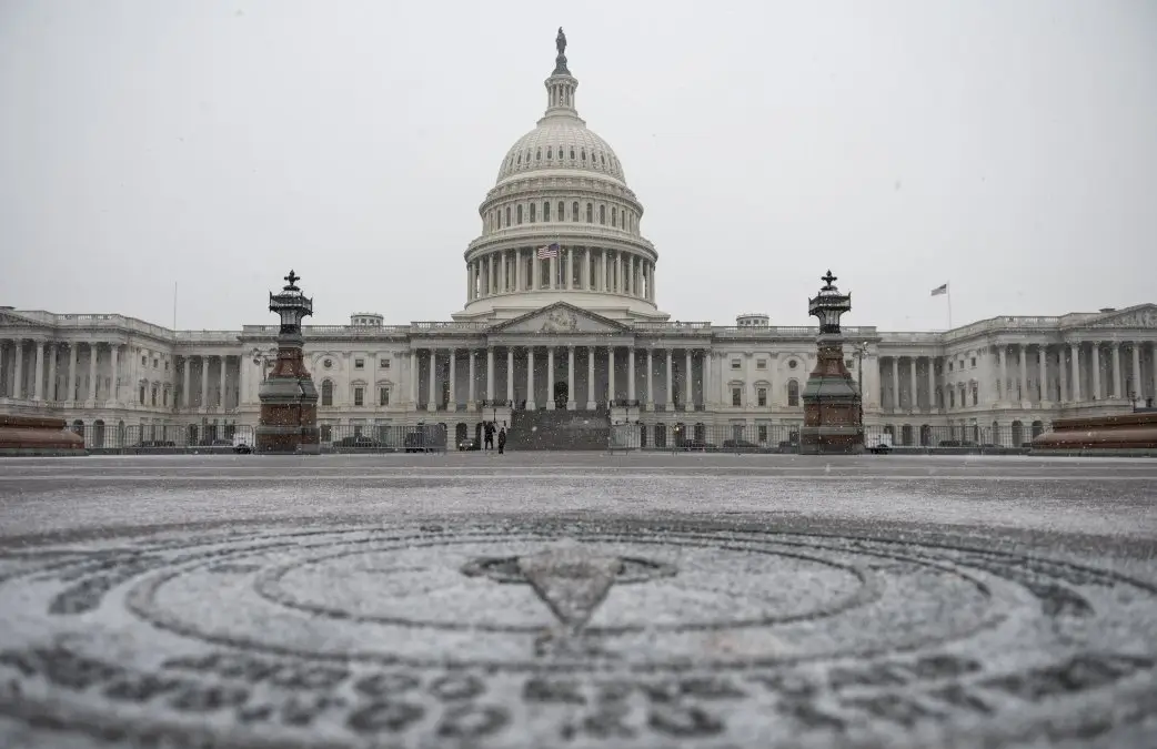 avec-le-plan-d’aide-dans-l’impasse,-le-congres-evite-pour-l’instant-un-« shutdown »