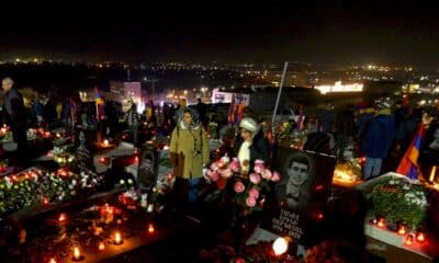 armenie:-des-milliers-de-personnes-rendent-hommage-aux-victimes-du-conflit-du-karabakh