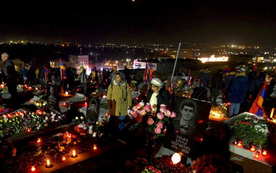 armenie:-des-milliers-de-personnes-rendent-hommage-aux-victimes-du-conflit-du-karabakh