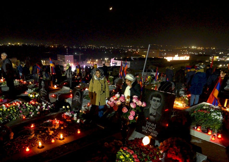 armenie:-des-milliers-de-personnes-rendent-hommage-aux-victimes-du-conflit-du-karabakh