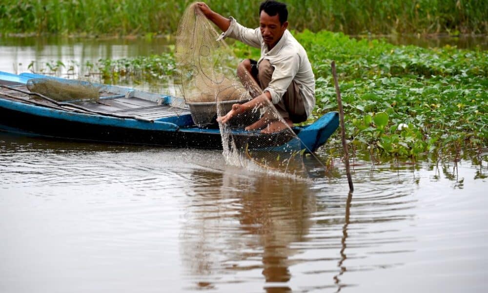 cambodge:-essentiel-a-la-vie,-le-lac-tonle-sap-en-peril
