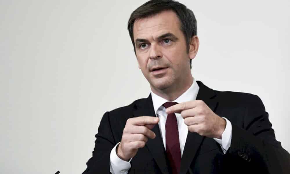 L'exécutif devra faire face mardi prochain à une 10e journée de mobilisation contre la réforme des retraites, dont l'avenir politique est désormais entre les mains du Conseil constitutionnel, alors que les tensions dans la rue s'accroissent. «On ne peut pas laisser s'installer l'idée que la violence serait une réaction justifiable ou compréhensible», relève Olivier Véran. Se projetant sur la suite, il indique que le gouvernement va «réagencer» l'agenda parlementaire pour «répondre aux préoccupations du quotidien des Français : l'accès aux médecins, les fermetures de classes, l'accès aux papiers d'identité». Faute de majorité absolue à l'Assemblée, «nous devons aussi réfléchir à la manière de procéder sans forcément recourir systématiquement à la loi», ajoute-t-il, plaidant également pour «mieux associer le peuple aux prises de décision». Par exemple, «nous allons reporter le texte sur l'immigration et l'intégration. Voilà un thème sur lequel il serait intéressant de permettre à la société de réfléchir». Dans le sillage d'Emmanuel Macron, Olivier Véran assure que l'exécutif entend collaborer avec les forces syndicales, pourtant vent debout contre la réforme. «On ne se mettra pas d'accord sur le recul à 64 ans, mais à côté de cette question il y en a beaucoup d'autres, essentielles pour les Français, sur lesquelles nous voulons travailler avec eux», fait-il valoir, citant la «gestion des fins de carrière», la «reconversion professionnelle» ou encore la «revalorisation des salaires en dessous du Smic».