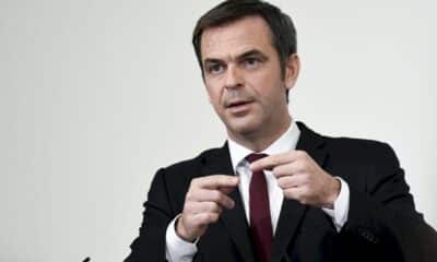 L'exécutif devra faire face mardi prochain à une 10e journée de mobilisation contre la réforme des retraites, dont l'avenir politique est désormais entre les mains du Conseil constitutionnel, alors que les tensions dans la rue s'accroissent. «On ne peut pas laisser s'installer l'idée que la violence serait une réaction justifiable ou compréhensible», relève Olivier Véran. Se projetant sur la suite, il indique que le gouvernement va «réagencer» l'agenda parlementaire pour «répondre aux préoccupations du quotidien des Français : l'accès aux médecins, les fermetures de classes, l'accès aux papiers d'identité». Faute de majorité absolue à l'Assemblée, «nous devons aussi réfléchir à la manière de procéder sans forcément recourir systématiquement à la loi», ajoute-t-il, plaidant également pour «mieux associer le peuple aux prises de décision». Par exemple, «nous allons reporter le texte sur l'immigration et l'intégration. Voilà un thème sur lequel il serait intéressant de permettre à la société de réfléchir». Dans le sillage d'Emmanuel Macron, Olivier Véran assure que l'exécutif entend collaborer avec les forces syndicales, pourtant vent debout contre la réforme. «On ne se mettra pas d'accord sur le recul à 64 ans, mais à côté de cette question il y en a beaucoup d'autres, essentielles pour les Français, sur lesquelles nous voulons travailler avec eux», fait-il valoir, citant la «gestion des fins de carrière», la «reconversion professionnelle» ou encore la «revalorisation des salaires en dessous du Smic».