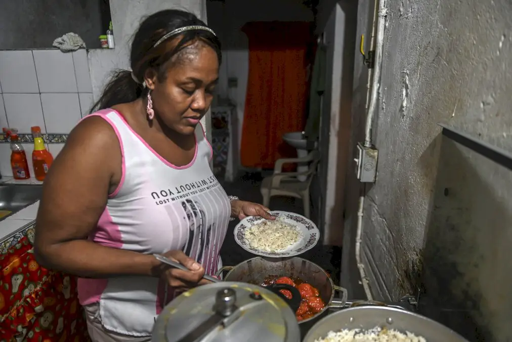 colombie:-les-femmes-renvoyees-aux-fourneaux-par-la-pandemie-de-covid-19