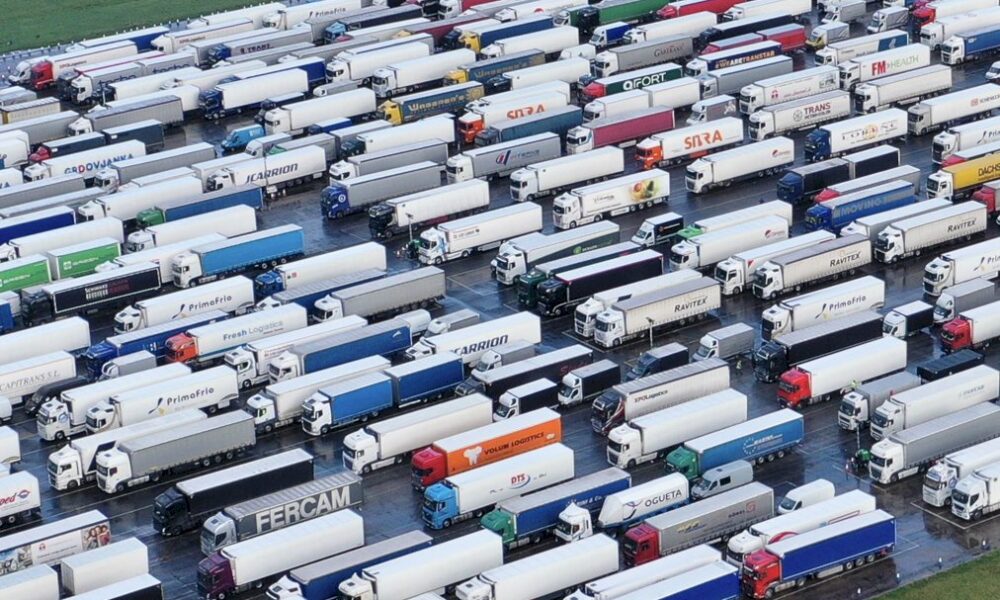 virus:-veille-de-noel-chaotique-pour-des-milliers-de-routiers,-un-million-d&rsquo;americains-vaccines