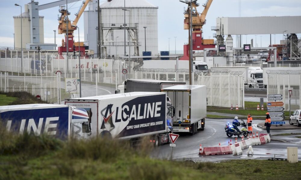 trafic-au-compte-gouttes-au-port-de-calais,-ouvert-a-noel