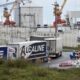 trafic-au-compte-gouttes-au-port-de-calais,-ouvert-a-noel