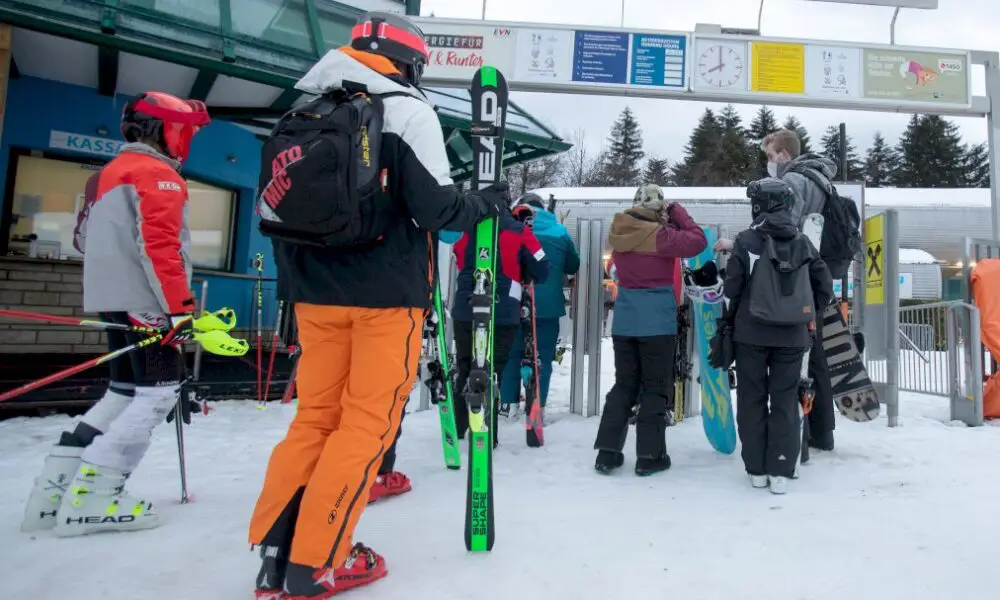 l’autriche-ouvre-ses-stations-de-ski,-en-depit-du-3e-confinement