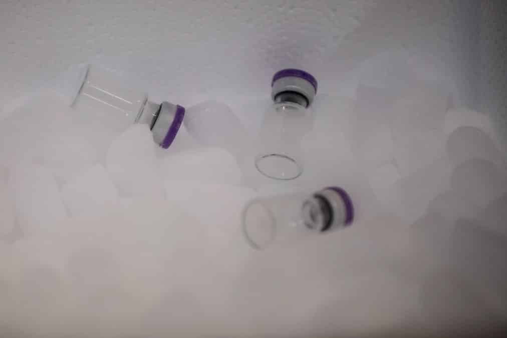 covid:-la-vaccination-lancee-dimanche-dans-deux-etablissements-pour-personnes-agees