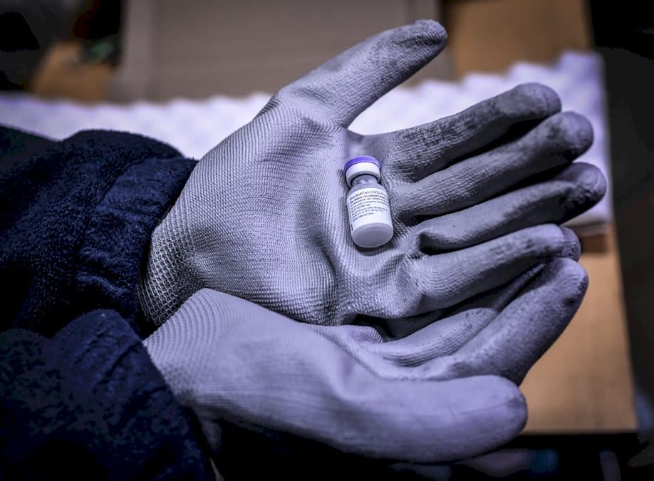 vaccin-covid-19:-les-campagnes-sont-lancees,-des-questions-restent-posees