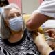 covid-19:-la-campagne-de-vaccination-francaise-est-lancee