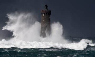 tempete-bella:-jusqu&rsquo;a-18.000-foyers-prives-d&rsquo;electricite-en-bretagne,-normandie,-et-dans-le-nord-pas-de-calais