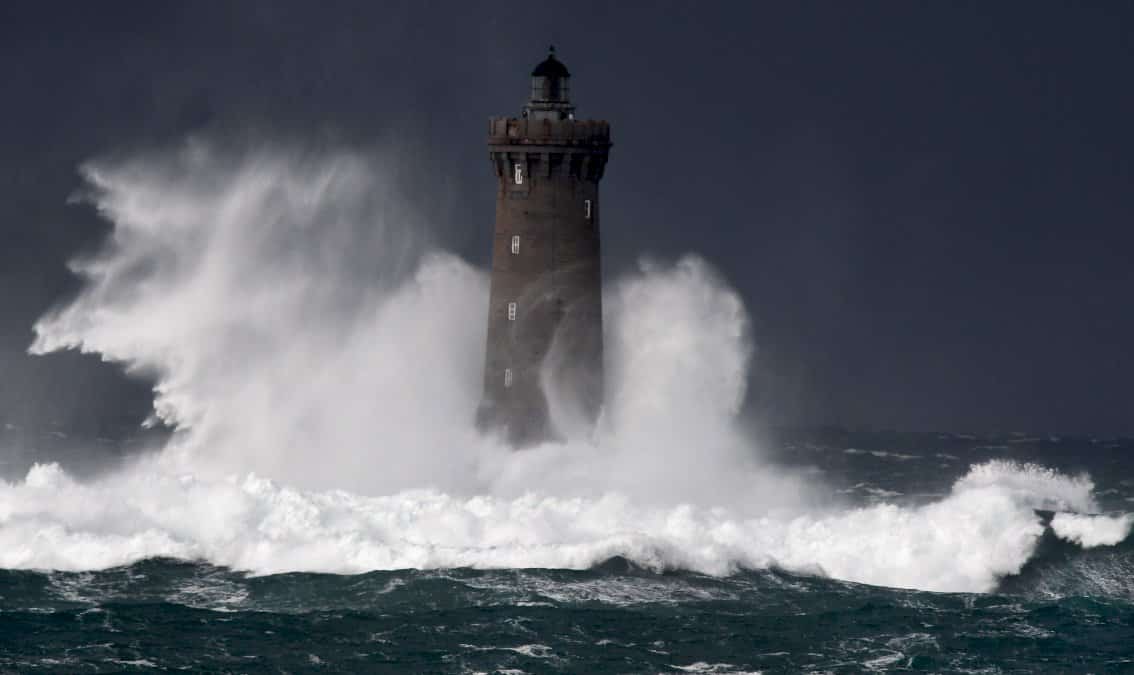 tempete-bella:-jusqu&rsquo;a-18.000-foyers-prives-d&rsquo;electricite-en-bretagne,-normandie,-et-dans-le-nord-pas-de-calais