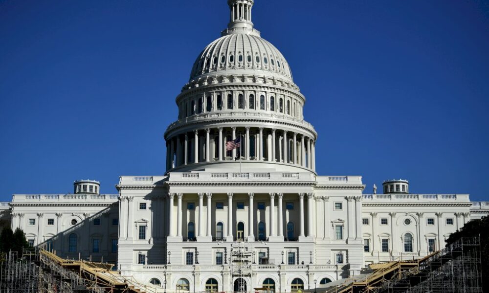 sous-pression,-trump-ratifie-le-plan-de-relance-de-l&rsquo;economie-americaine