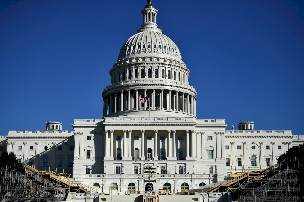 sous-pression,-trump-ratifie-le-plan-de-relance-de-l&rsquo;economie-americaine