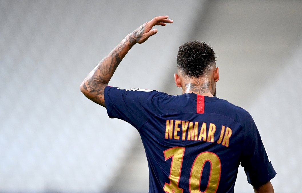 avec-son-mega-reveillon-et-une-enieme-polemique,-neymar-ecorne-encore-son-image