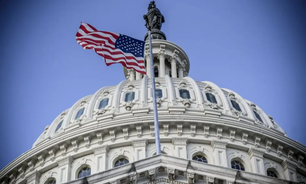 claque-inedite-pour-trump-au-congres,-qui-balaie-son-veto-sur-le-budget-de-la-defense