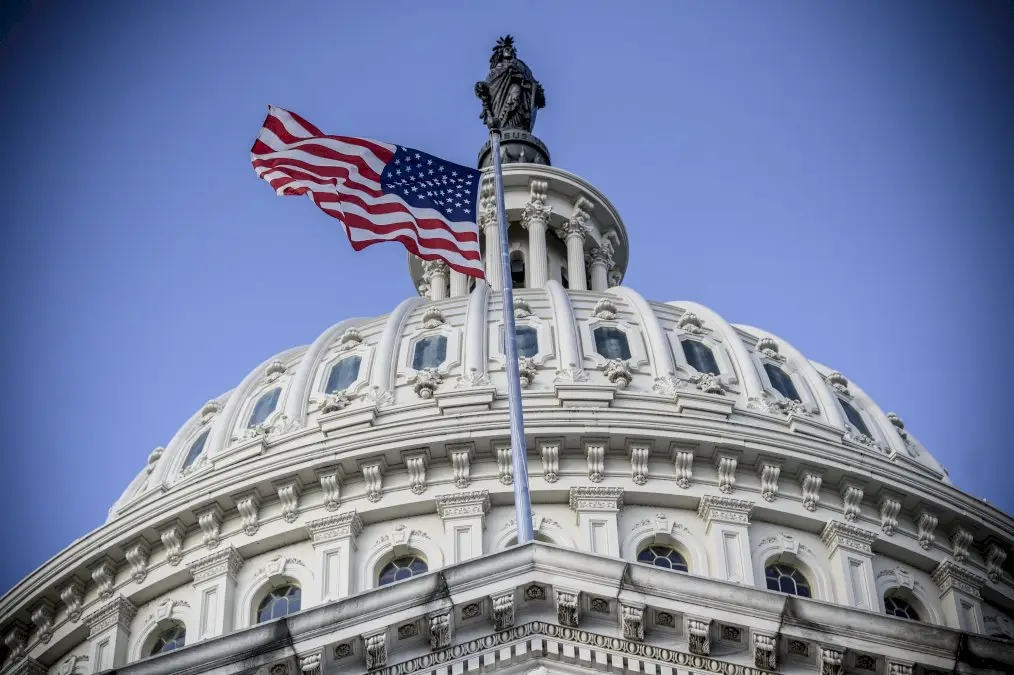 claque-inedite-pour-trump-au-congres,-qui-balaie-son-veto-sur-le-budget-de-la-defense