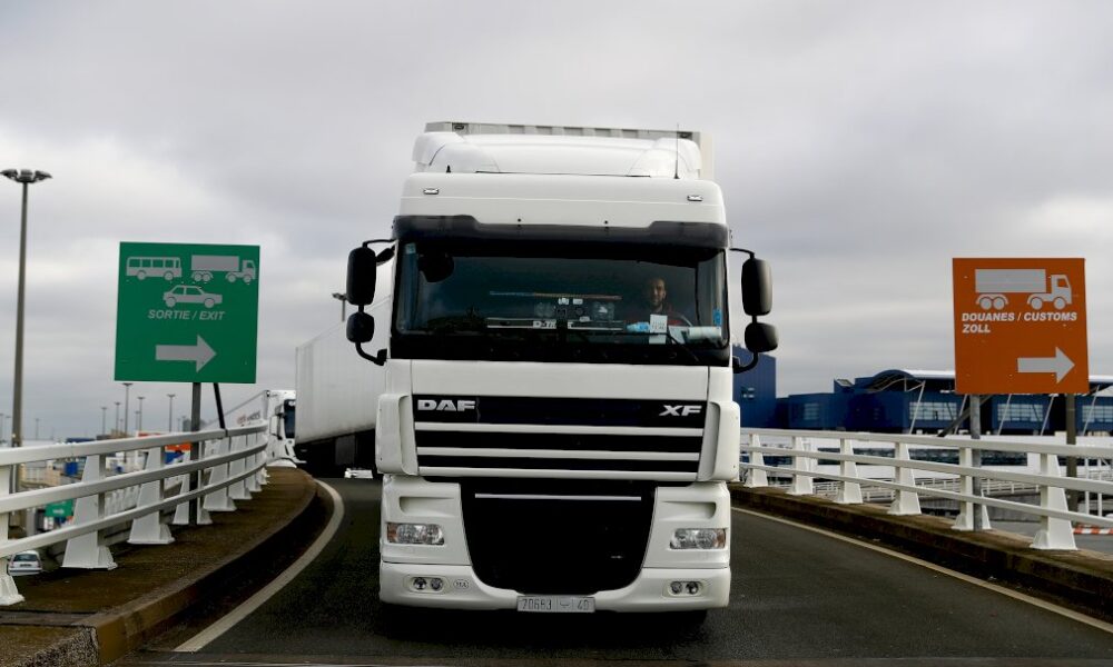brexit:-a-calais,-reprise-en-douceur-du-trafic-transmanche
