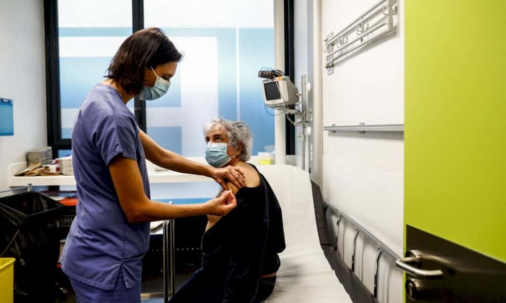 covid-19:-la-polemique-sur-le-rythme-de-vaccination-ne-faiblit-pas