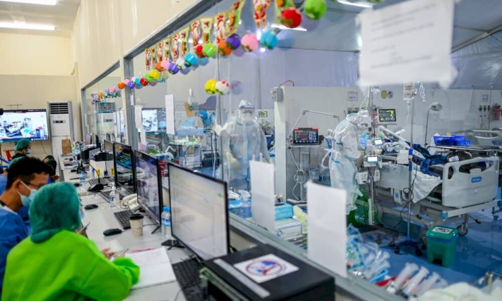 birmanie:-un-stade-transforme-en-hopital-de-campagne-en-premiere-ligne-contre-le-coronavirus