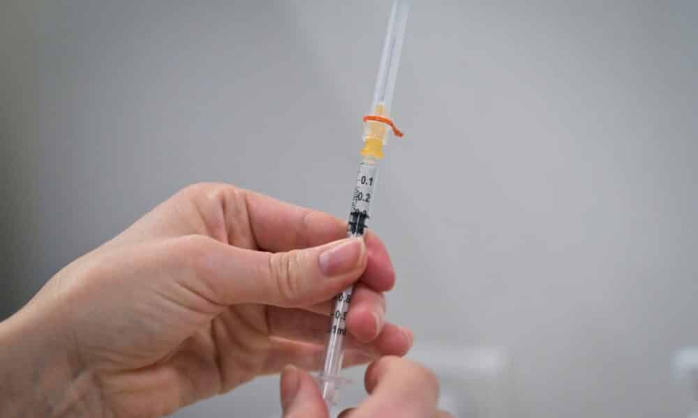 vaccination-covid-19:-le-gouvernement-cherche-a-reprendre-la-main