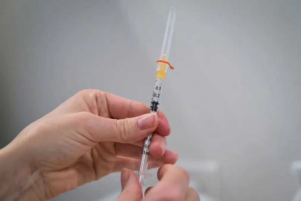 vaccination-covid-19:-le-gouvernement-cherche-a-reprendre-la-main