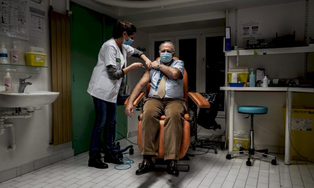 coronavirus:-un-deuxieme-vaccin-autorise-dans-l&rsquo;ue,-l&rsquo;angleterre-se-reconfine