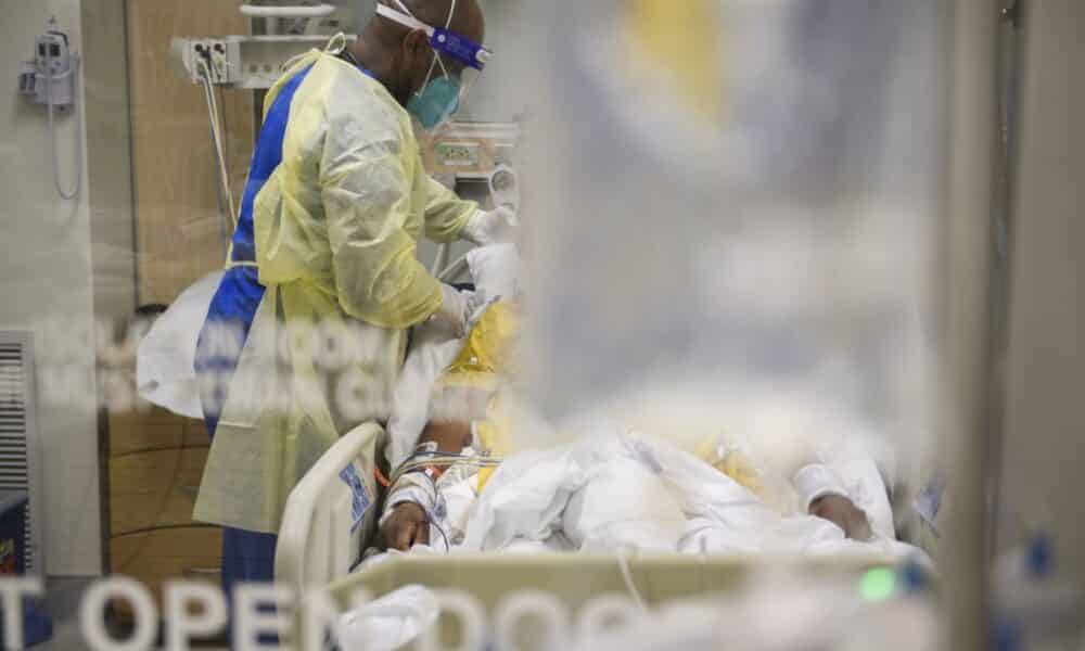 « tant-de-morts »:-un-hopital-de-los-angeles-au-coeur-de-la-tourmente-du-covid-19