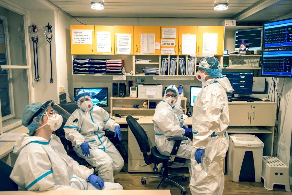 les-etudiants-gagnent-leurs-galons-dans-les-hopitaux-tcheques-surcharges