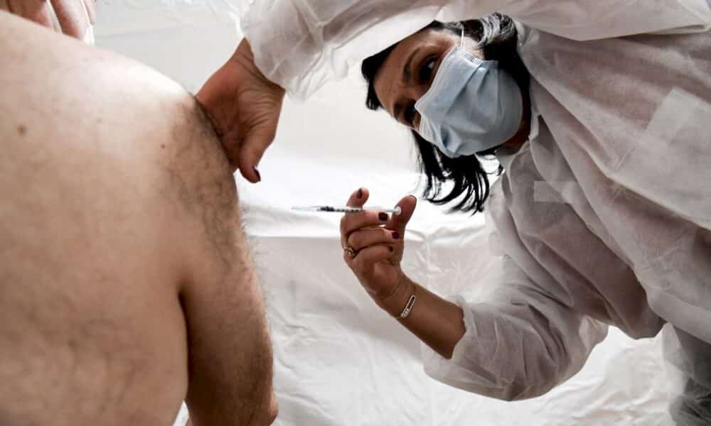 covid-19:-l&rsquo;effet-des-fetes-et-du-variant-scrutes-en-france