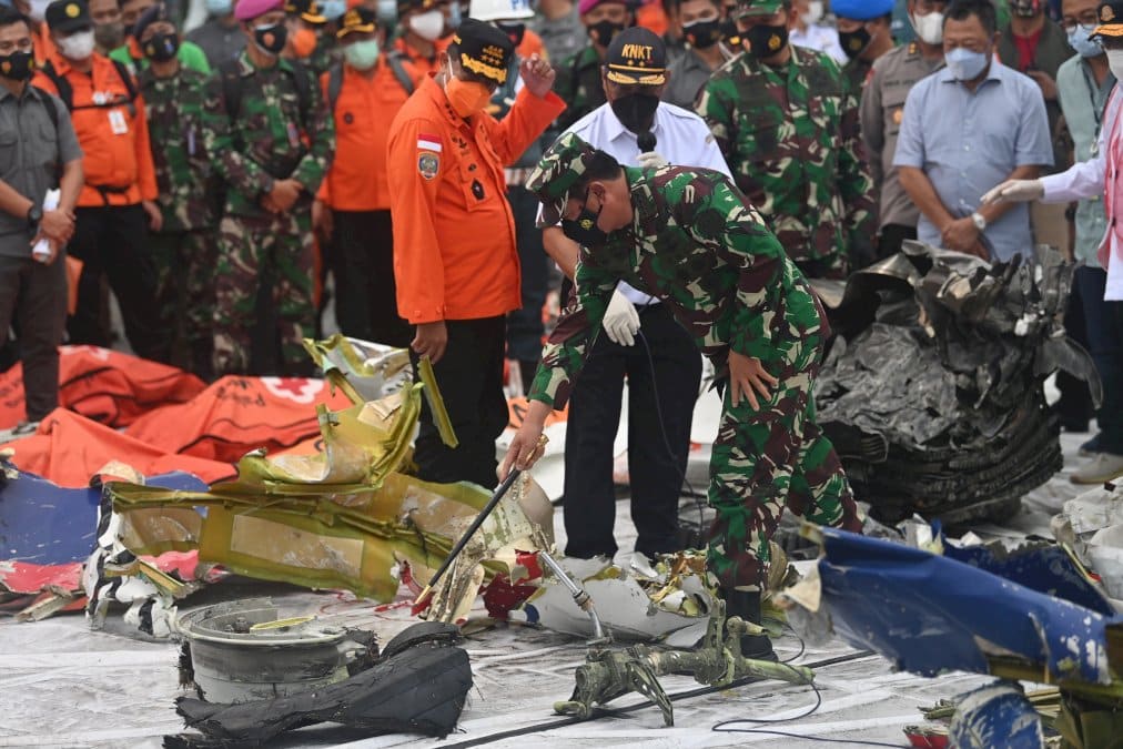 accident-de-boeing-en-indonesie:-les-enqueteurs-esperent-trouver-la-2e-boite-noire