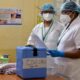 covid-19:-debut-de-la-vaccination-en-inde,-retards-de-livraison-en-europe