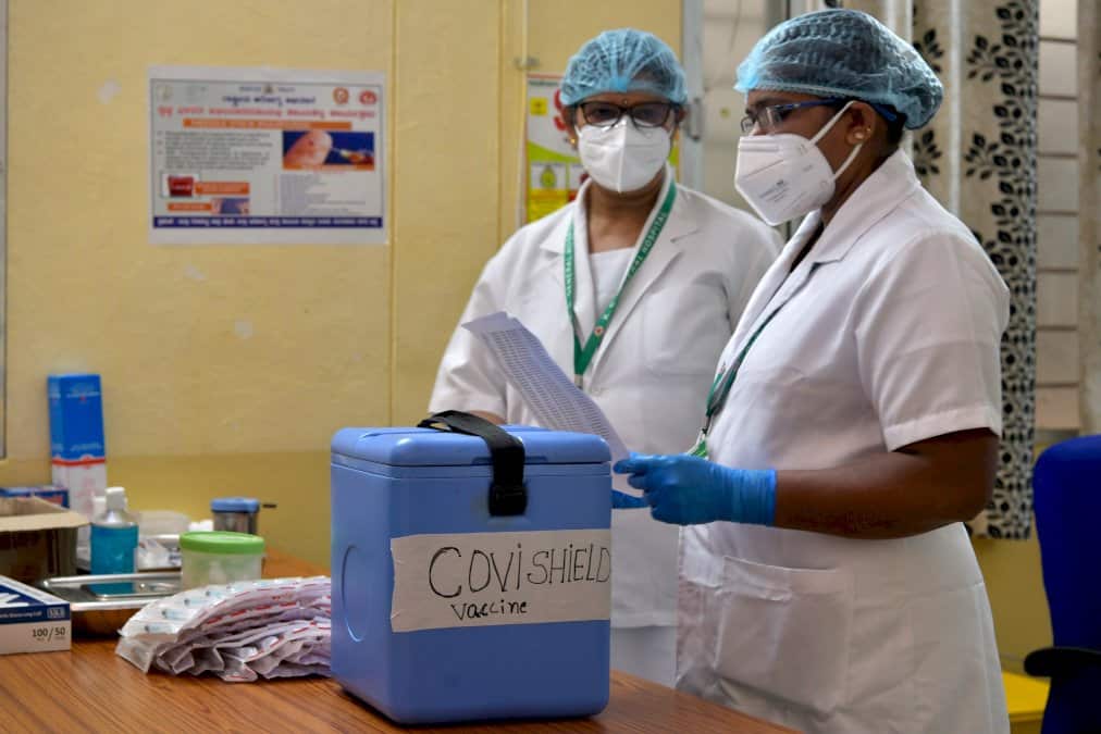 covid-19:-debut-de-la-vaccination-en-inde,-retards-de-livraison-en-europe