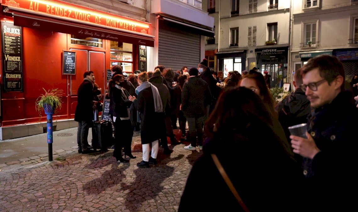 covid-19:-la-france-repasse-au-couvre-feu-national,-sous-la-neige