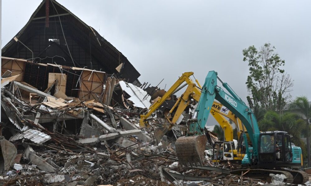 indonesie:-60-morts-dans-le-seisme-de-celebes,-les-recherches-continuent