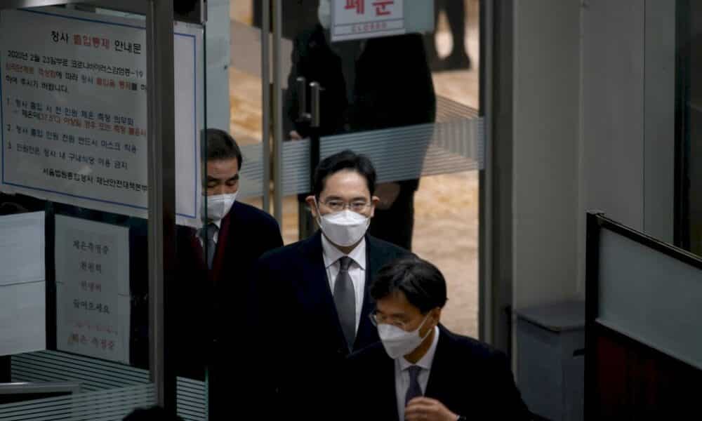 coree-du-sud:-deux-ans-et-demi-de-prison-pour-le-patron-de-samsung,-rejuge-pour-corruption