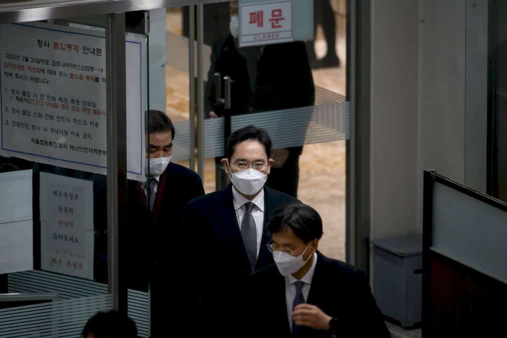 coree-du-sud:-deux-ans-et-demi-de-prison-pour-le-patron-de-samsung,-rejuge-pour-corruption