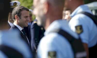 a-brest,-macron-au-contact-de-mousses-pour-ses-voeux-aux-armees