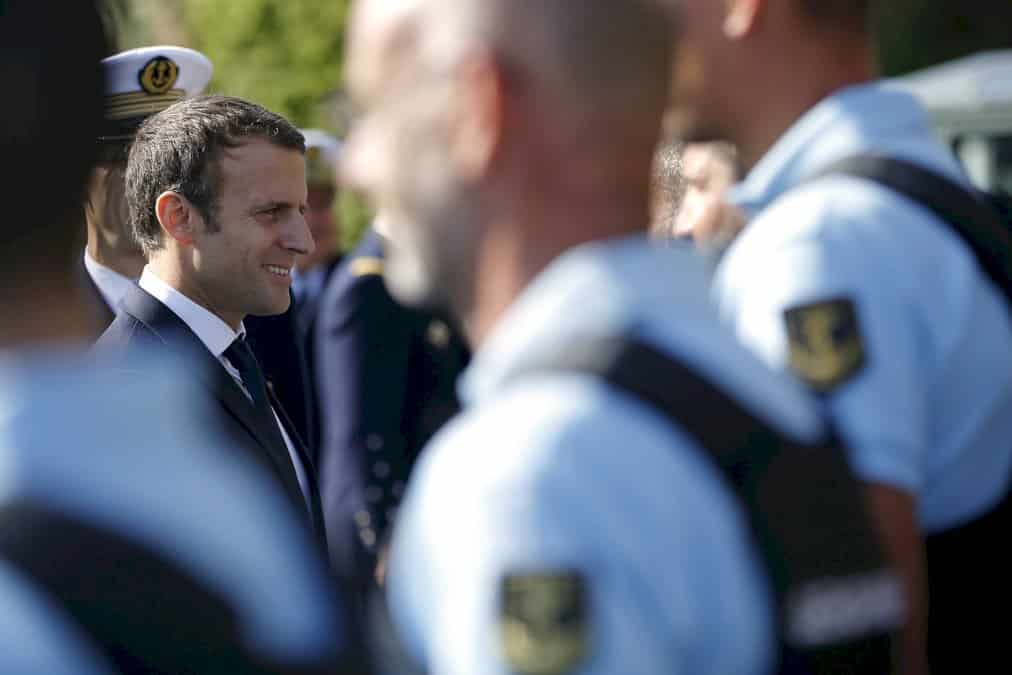 a-brest,-macron-au-contact-de-mousses-pour-ses-voeux-aux-armees