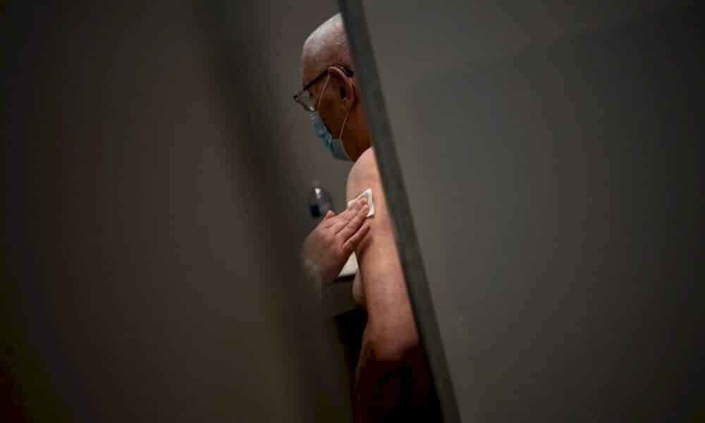 covid-19:-transparence-promise-sur-les-vaccins,-la-france-sous-la-menace-du-variant-anglais