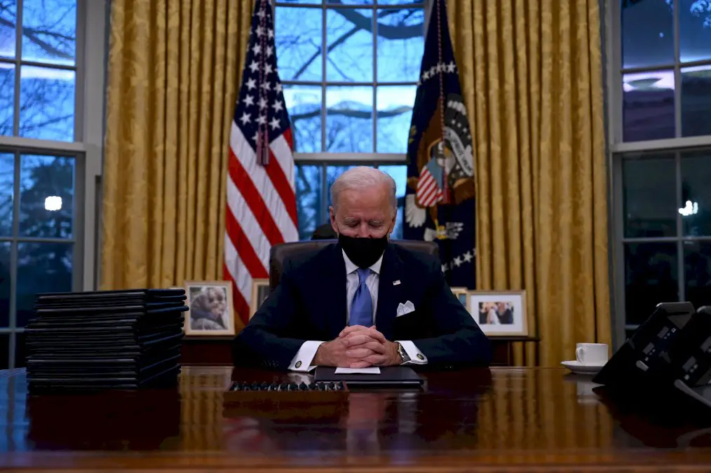 joe-biden-marque-la-rupture-avec-trump-a-son-arrivee-a-la-maison-blanche