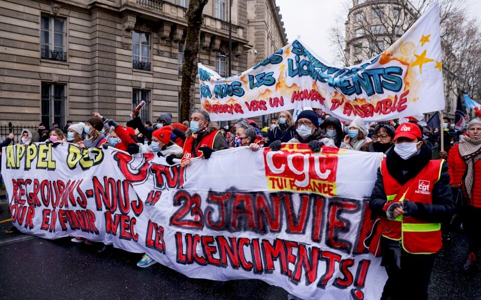 entre-l&rsquo;assemblee-nationale-et-le-medef,-manifestation-a-paris-contre-les-licenciements
