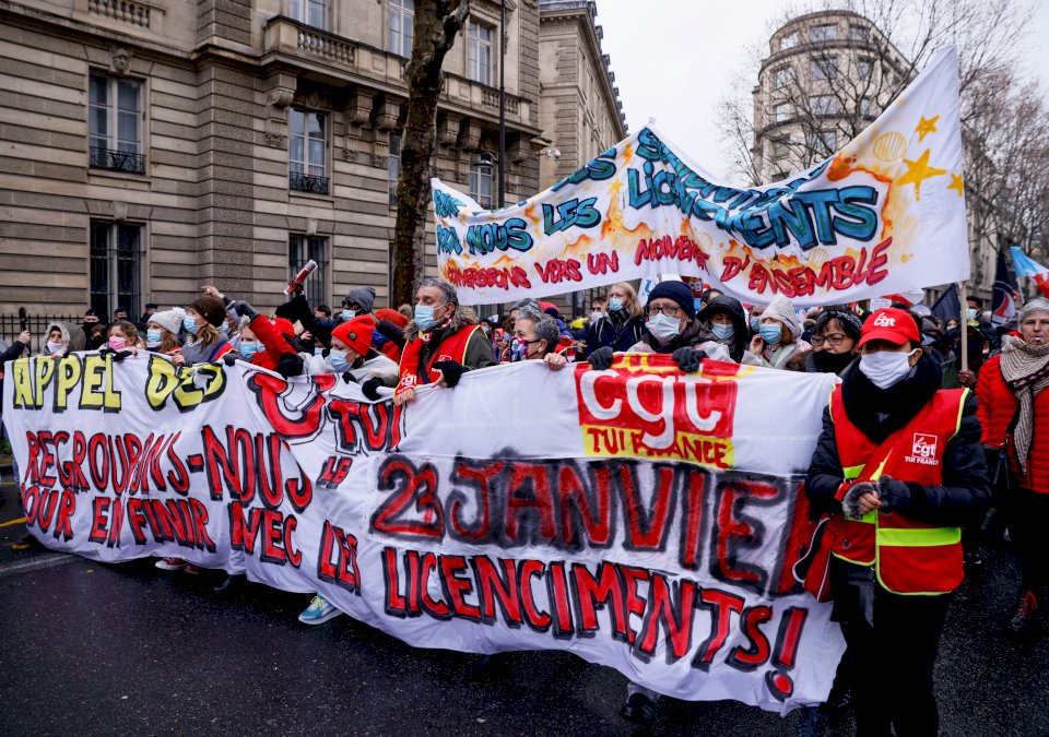 entre-l&rsquo;assemblee-nationale-et-le-medef,-manifestation-a-paris-contre-les-licenciements