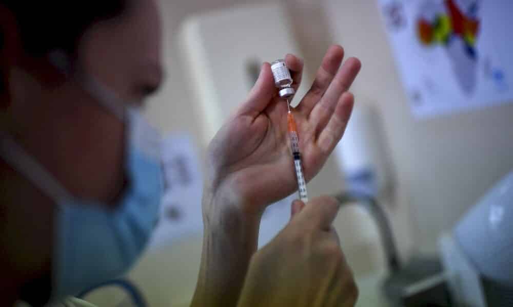 covid-19:-un-million-de-vaccines-en-france,-la-pression-hospitaliere-reste-forte